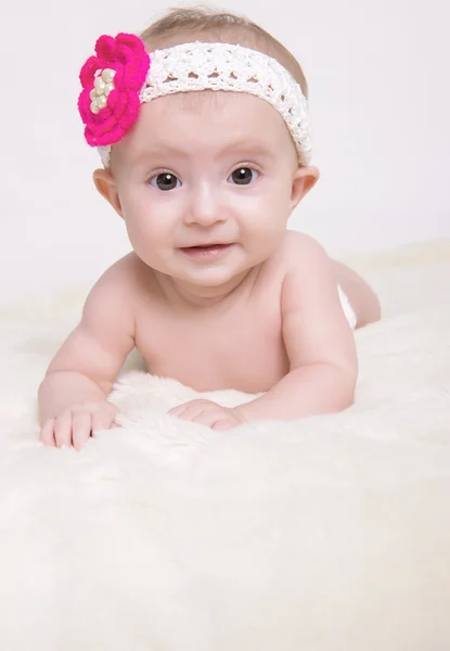 Bebê em cobertor e sorrindo — Fotografia de Stock