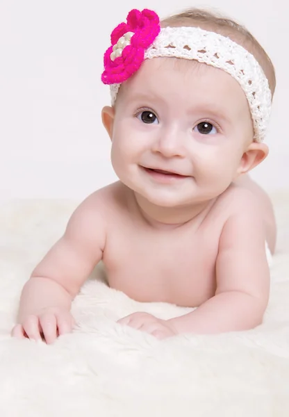 Bebé en manta y sonriendo —  Fotos de Stock