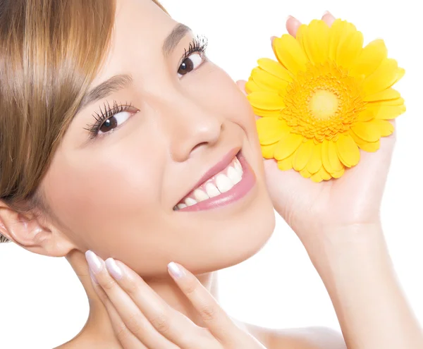 Açık tenli güzel Asyalı bir kadının portresi.