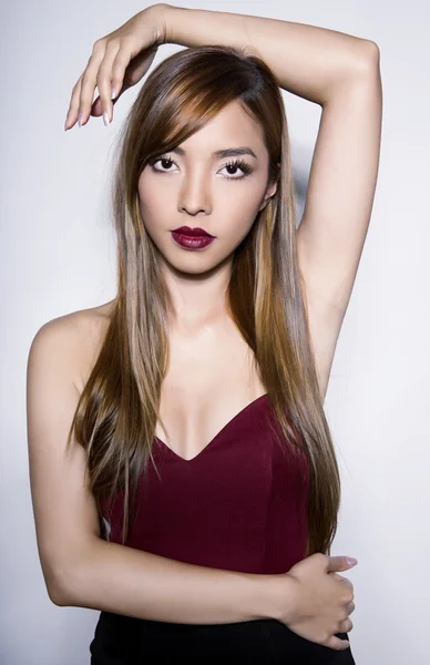 Vacker asiatisk kvinna med långt hår — Stockfoto