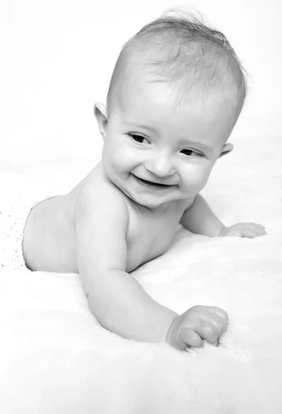 Bébé sur couverture et souriant — Photo