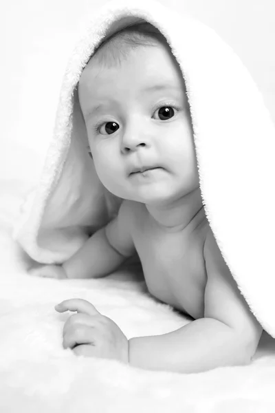 Bebê em cobertor e sorrindo — Fotografia de Stock