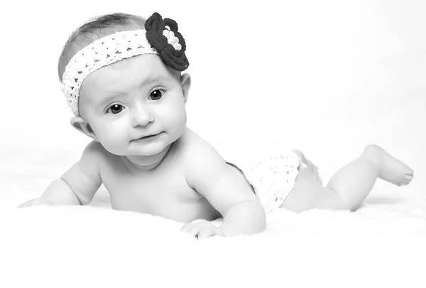 Baby auf Decke und lächelnd — Stockfoto
