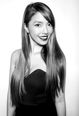 uzun saçlı güzel Asyalı kadın mükemmel makyaj ve kusursuz cilt