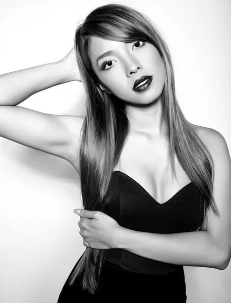 Bella donna asiatica con i capelli lunghi, perfetto make-up e pelle impeccabile — Foto Stock