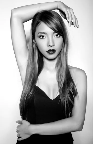 Mooie Aziatische vrouw met lang haar, perfecte make-up en vlekkeloze huid — Stockfoto