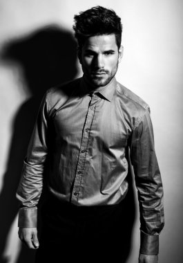 yakışıklı genç gri arka plan üzerinde takım elbiseli