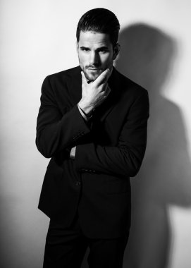 yakışıklı genç gri arka plan üzerinde takım elbiseli