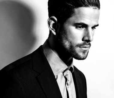 yakışıklı genç gri arka plan üzerinde takım elbiseli