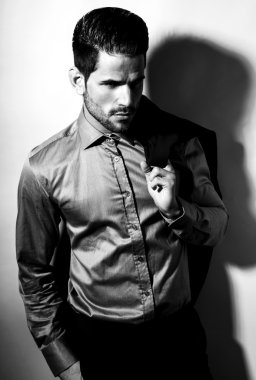 yakışıklı genç gri arka plan üzerinde takım elbiseli