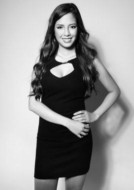 kusursuz cilt ile beyaz elbiseli güzel Asyalı genç kadın