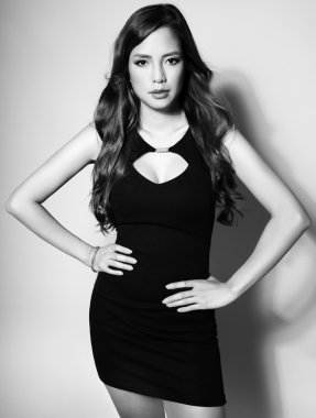 kusursuz cilt ile beyaz elbiseli güzel Asyalı genç kadın