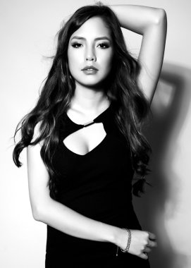 kusursuz cilt ile beyaz elbiseli güzel Asyalı genç kadın