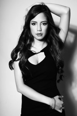 kusursuz cilt ile beyaz elbiseli güzel Asyalı genç kadın