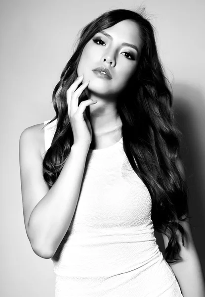 Kusursuz cilt ile beyaz elbiseli güzel Asyalı genç kadın — Stok fotoğraf