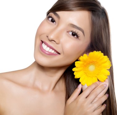 kusursuz cilt ile beyaz elbiseli güzel Asyalı genç kadın