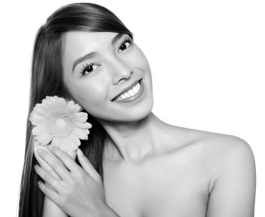 kusursuz cilt ile beyaz elbiseli güzel Asyalı genç kadın