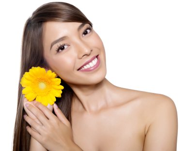 kusursuz cilt ile beyaz elbiseli güzel Asyalı genç kadın