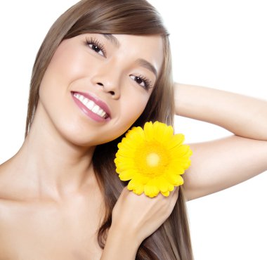 kusursuz cilt ile beyaz elbiseli güzel Asyalı genç kadın