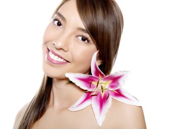 kusursuz cilt ile beyaz elbiseli güzel Asyalı genç kadın