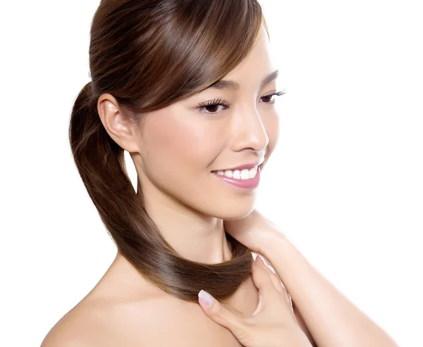 Hermosa asiático joven mujer en blanco vestido con impecable piel —  Fotos de Stock