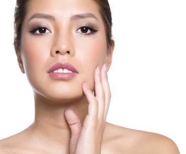 kusursuz cilt ile beyaz elbiseli güzel Asyalı genç kadın