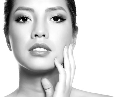 kusursuz cilt ile beyaz elbiseli güzel Asyalı genç kadın