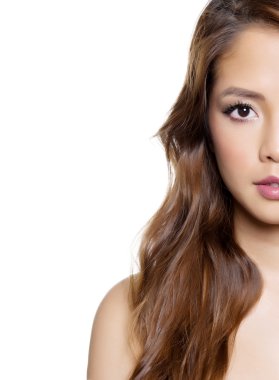 kusursuz cilt ile beyaz elbiseli güzel Asyalı genç kadın