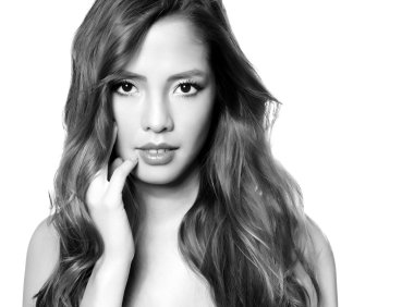 kusursuz cilt ile beyaz elbiseli güzel Asyalı genç kadın