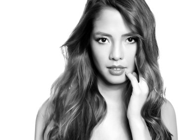 kusursuz cilt ile beyaz elbiseli güzel Asyalı genç kadın