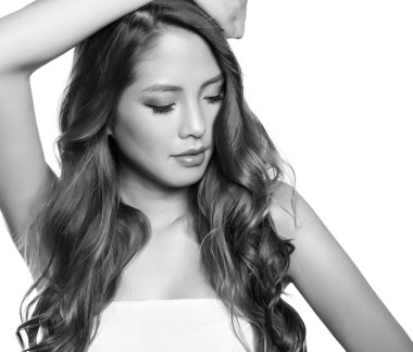 kusursuz cilt ile beyaz elbiseli güzel Asyalı genç kadın