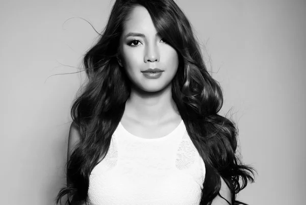 Kusursuz cilt ile beyaz elbiseli güzel Asyalı genç kadın — Stok fotoğraf