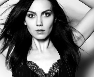 Mavi gözlü güzel genç kadın.