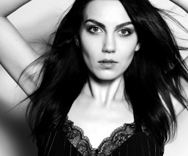 Mavi gözlü güzel genç kadın.