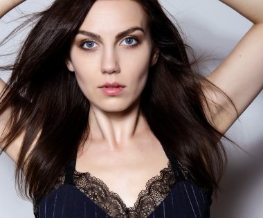 Mavi gözlü güzel genç kadın.