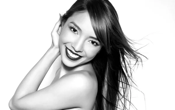 Portret van mooie jonge aziatische vrouw — Stockfoto