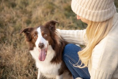 Kadın ve onun sevimli köpekleri ormanda yürüyüş yapıyor, oynuyor, egzersiz yapıyor ve eğleniyorlar.