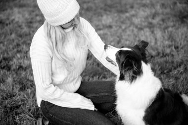 Kadın ve onun sevimli köpekleri ormanda yürüyüş yapıyor, oynuyor, egzersiz yapıyor ve eğleniyorlar.