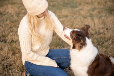 Kadın ve onun sevimli köpekleri ormanda yürüyüş yapıyor, oynuyor, egzersiz yapıyor ve eğleniyorlar.