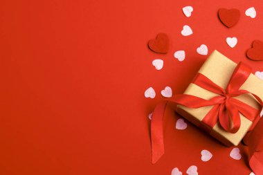 Sevgililer günü, doğum günü ya da yıldönümü kutlamaları için güzel ve şenlikli bir geçmiş. Kırmızı güller ve yazı için beyaz kalp şeklinde bir kart.