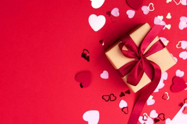 Sevgililer günü, doğum günü ya da yıldönümü kutlamaları için güzel ve şenlikli bir geçmiş. Kırmızı güller ve yazı için beyaz kalp şeklinde bir kart.