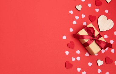 Sevgililer günü, doğum günü ya da yıldönümü kutlamaları için güzel ve şenlikli bir geçmiş. Kırmızı güller ve yazı için beyaz kalp şeklinde bir kart.