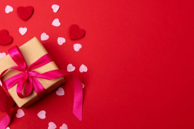 Güzel ve romantik sevgililer günü veya yıldönümü arkaplanı 14 Şubat 'ta tatil için mevcut, kalp ve fotokopi alanı