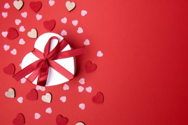 Güzel ve romantik sevgililer günü veya yıldönümü arkaplanı 14 Şubat 'ta tatil için mevcut, kalp ve fotokopi alanı