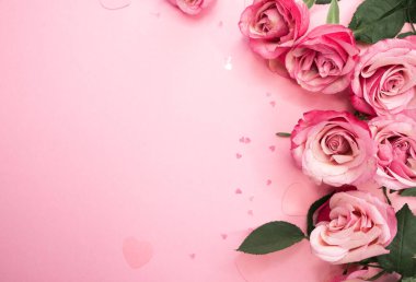 Sevgililer günü, doğum günü ya da yıldönümü kutlamaları için güzel ve şenlikli bir geçmiş. Kırmızı güller ve yazı için beyaz kalp şeklinde bir kart.