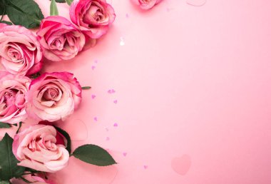 Sevgililer günü, doğum günü ya da yıldönümü kutlamaları için güzel ve şenlikli bir geçmiş. Kırmızı güller ve yazı için beyaz kalp şeklinde bir kart.