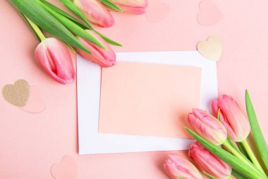 Sevgililer günü, doğum günü ya da yıldönümü kutlamaları için güzel ve şenlikli bir geçmiş. Kırmızı güller ve yazı için beyaz kalp şeklinde bir kart.