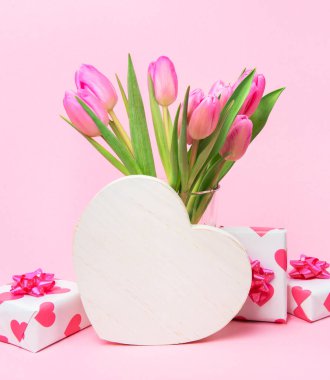 Sevgililer günü, doğum günü ya da yıldönümü kutlamaları için güzel ve şenlikli bir geçmiş. Kırmızı güller ve yazı için beyaz kalp şeklinde bir kart.