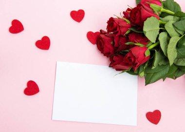 Sevgililer günü, doğum günü ya da yıldönümü kutlamaları için güzel ve şenlikli bir geçmiş. Kırmızı güller ve yazı için beyaz kalp şeklinde bir kart.