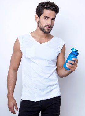 kulaklık ile genç ve formda adam